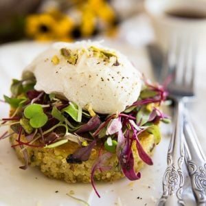 Simple but incredibly elegant, this scrumptious Poached Egg over Crispy Quinoa Cake is the perfect dish to surprise a loved one with breakfast in bed!