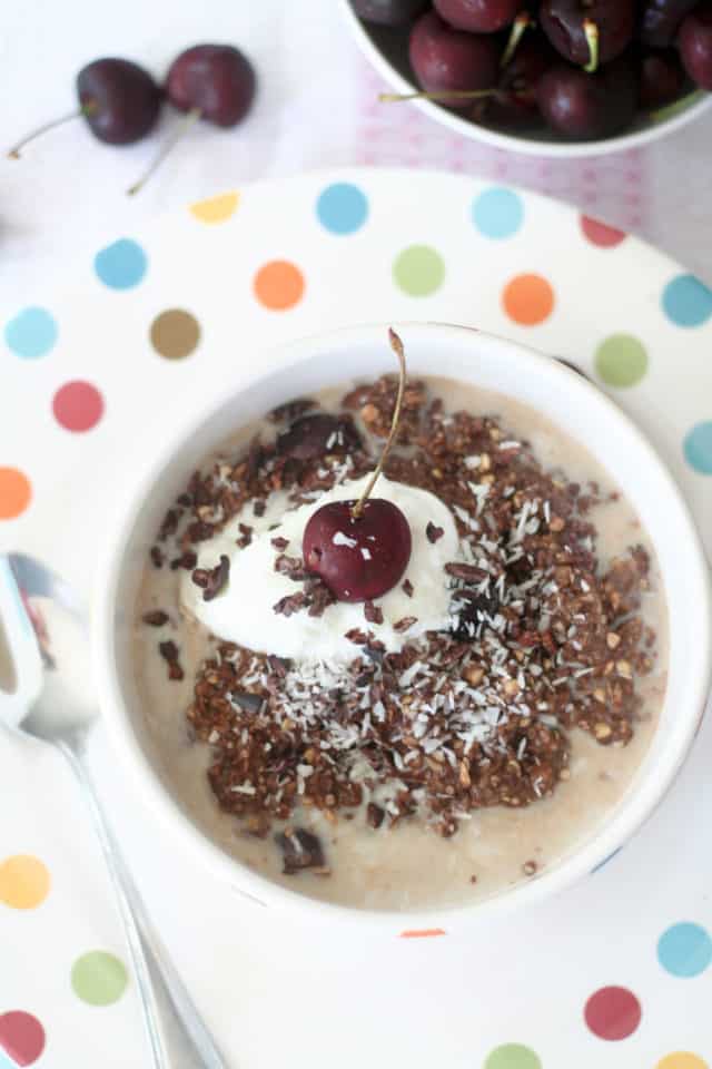 Breakfast that tastes just like dessert but that's as nutitious as can be? That's exactly what you get in a bowl of these Cherry & Chocolate Overnight Oats!