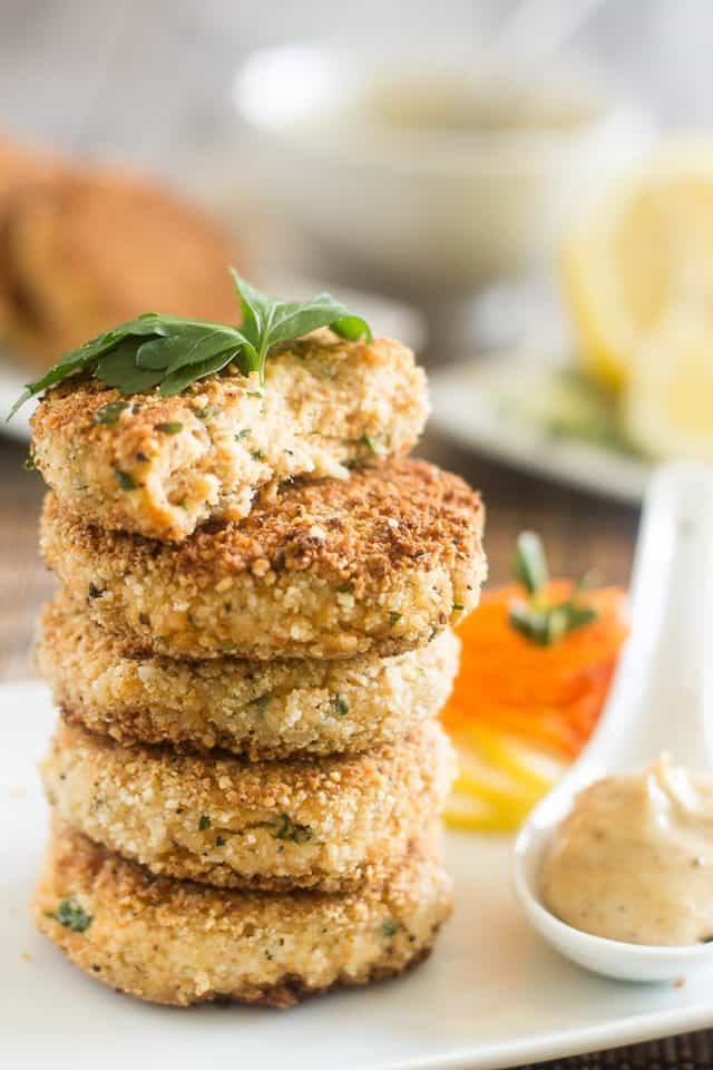 Paleo Crab Cakes | thehealthyfoodie.com