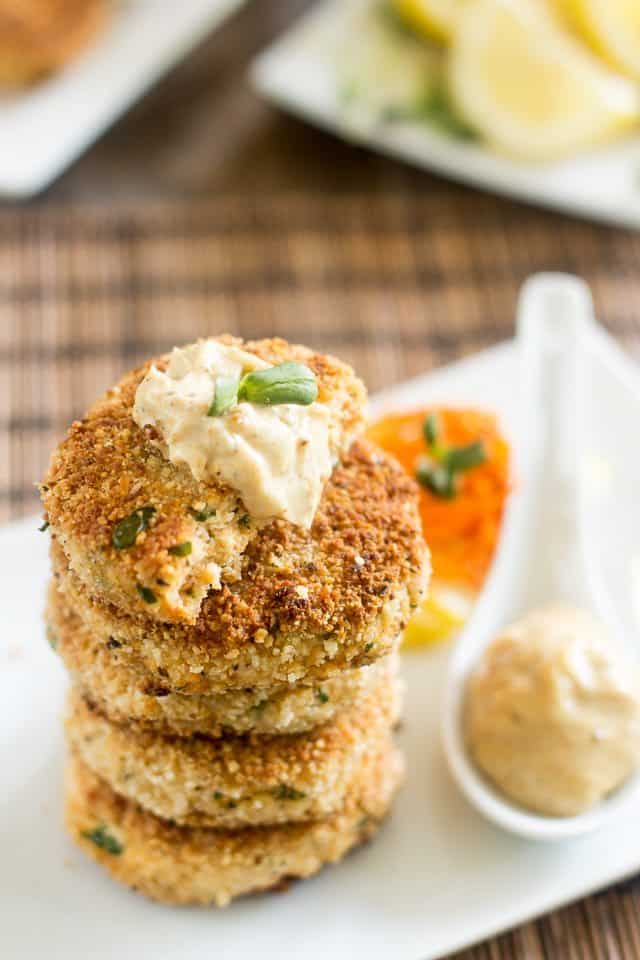 Paleo Crab Cakes | thehealthyfoodie.com