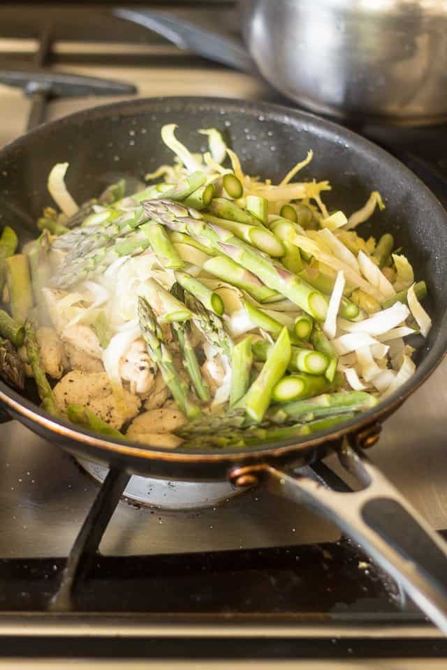 Creamy Avocado Pasta | thehealthyfoodie.com