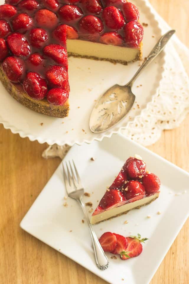 Non-Dairy Paleo Cheesecake | thehealthyfoodie.com