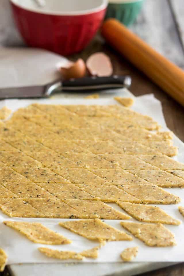 Rosemary and Sesame Paleo Crackers | thehealthyfoodie.com