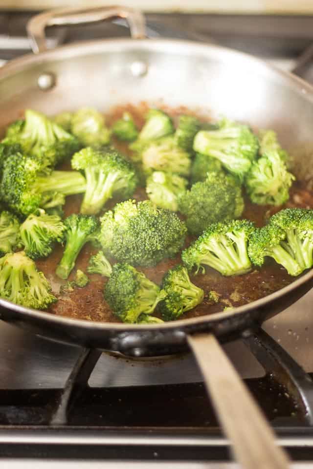 Quick and Easy Broccoli Chicken | thehealthyfoodie.com