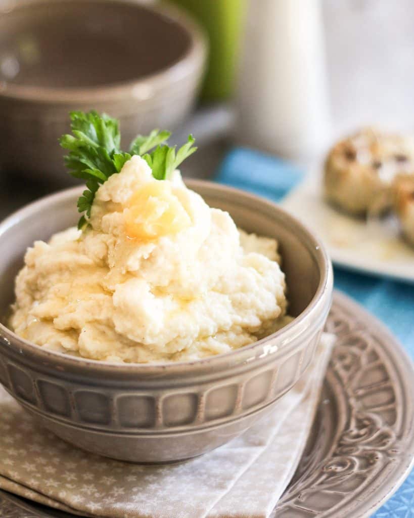 Roasted Garlic Cauliflower Mash | thehealthyfoodie.com