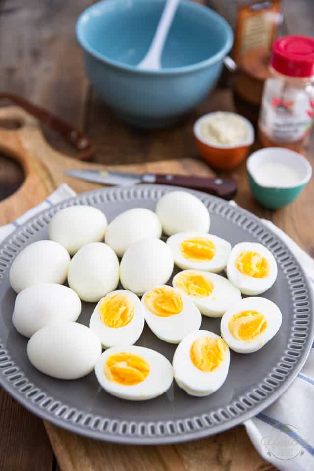 Easy Creamy Deviled Eggs with Sriracha Mayonnaise by Sonia! The Healthy Foodie | recipe on thehealthyfoodie.com