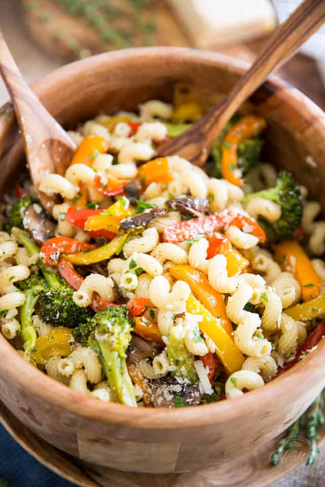A sturdy pasta salad that's loaded with tons of vegetables and FLAVOR, this Roasted Veggies Pasta Salad will last you for days and keep you full for hours! 