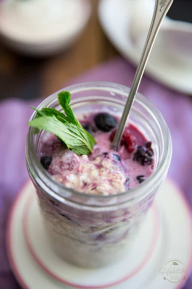 High Protein Post Workout Easy Berry Overnight Oats by Sonia! The Healthy Foodie | Recipe on thehealthyfoodie.com