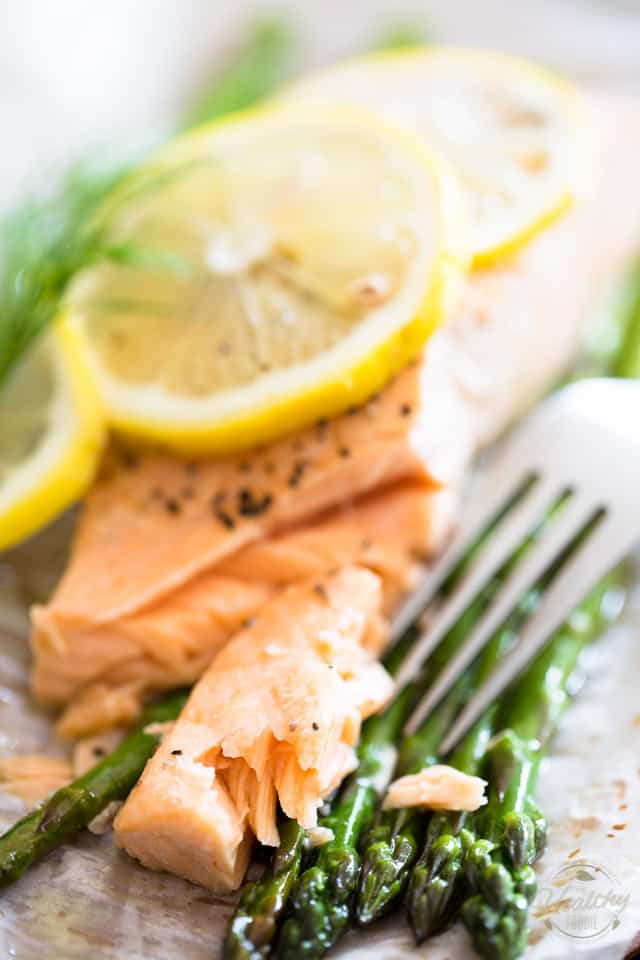 Parchment Paper Baked Salmon with Asparagus Lemon and Dill - The easiest, moistest and juiciest way of cooking salmon, period! 