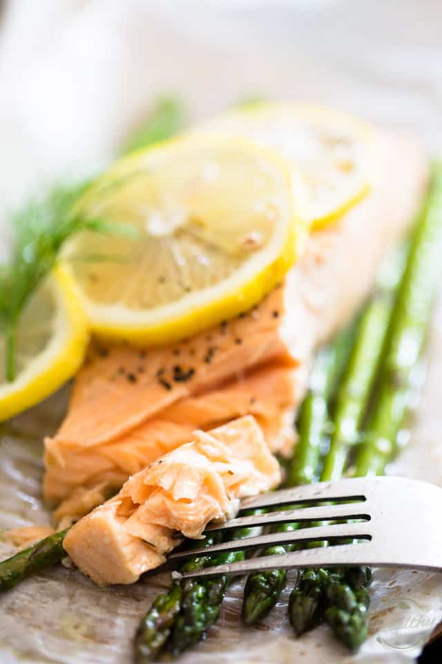 Parchment Paper Baked Salmon with Asparagus Lemon and Dill - The easiest, moistest and juiciest way of cooking salmon, period! 