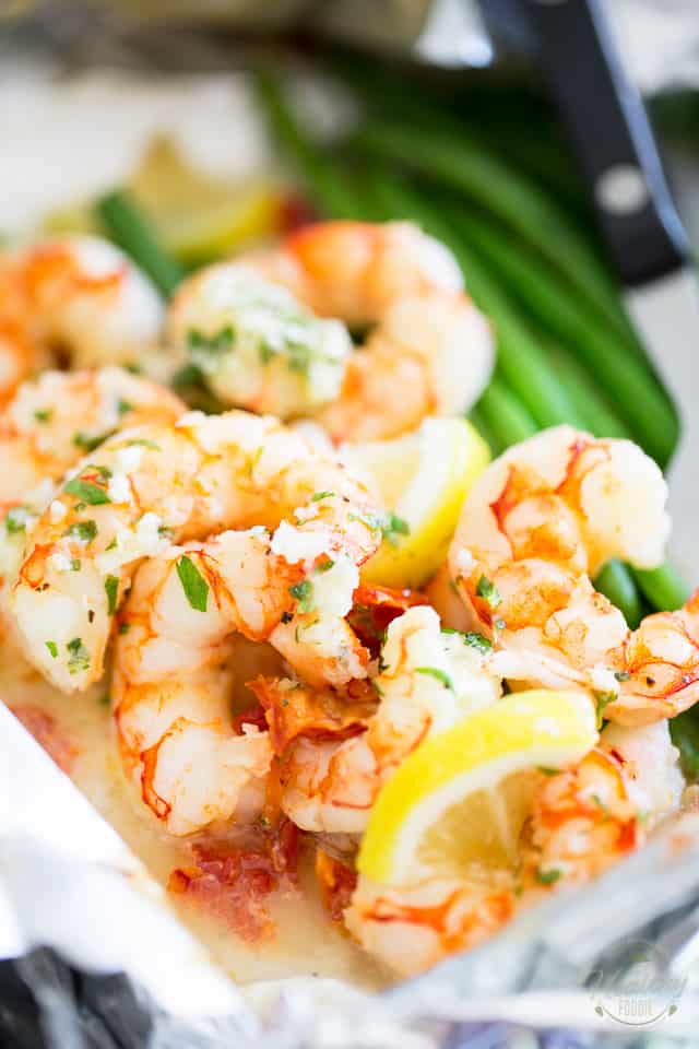 Lemon Garlic Shrimp Foil Packets with Green Beans and Sun Dried Tomatoes by Sonia! The Healthy Foodie | Recipe on thehealthyfoodie.com 