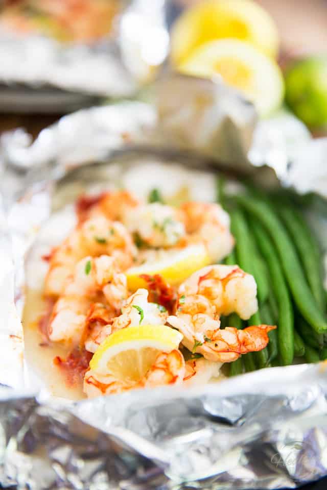 Lemon Garlic Shrimp Foil Packets with Green Beans and Sun Dried Tomatoes by Sonia! The Healthy Foodie | Recipe on thehealthyfoodie.com 