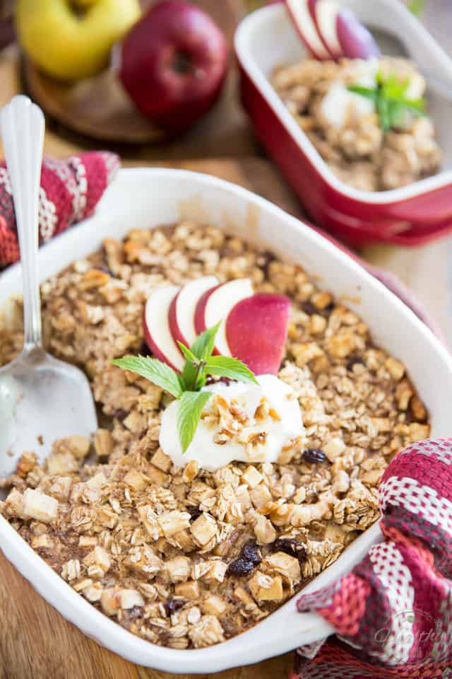 Making oatmeal doesn't come easier than this Apple Cinnamon Baked Oatmeal. Delicious warm or cold, it makes for a healthy and satisfying breakfast or snack! 
