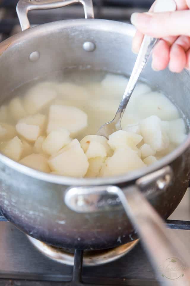 Patatas cocidas hasta que prácticamente se deshagan al pincharlas con un tenedor