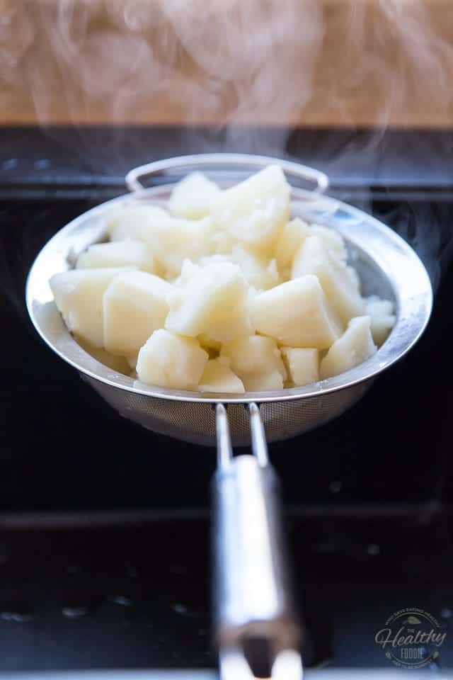 Letting the potatoes drain and dry out in the sieve