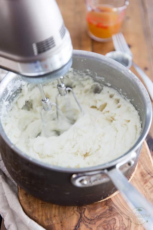 Potatoes sendo chicoteado com batedeira eléctrica