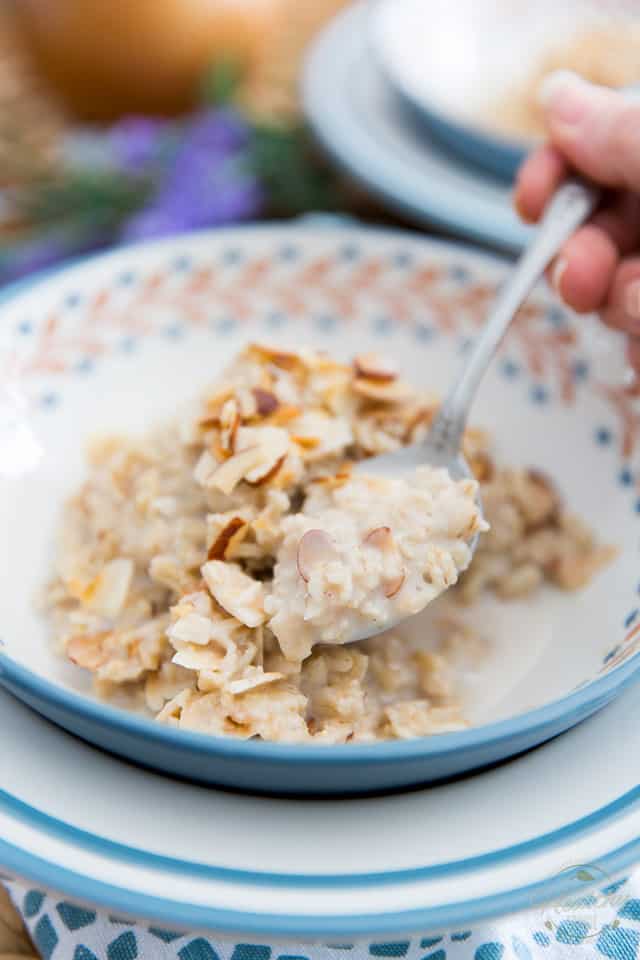 Nothing quite beats a comforting bowl of warm oatmeal on a cold winter morning... except maybe a bowl of warm Toasted Coconut and Almond Oatmeal! Try it once, I swear that breakfast will never be the same! 
