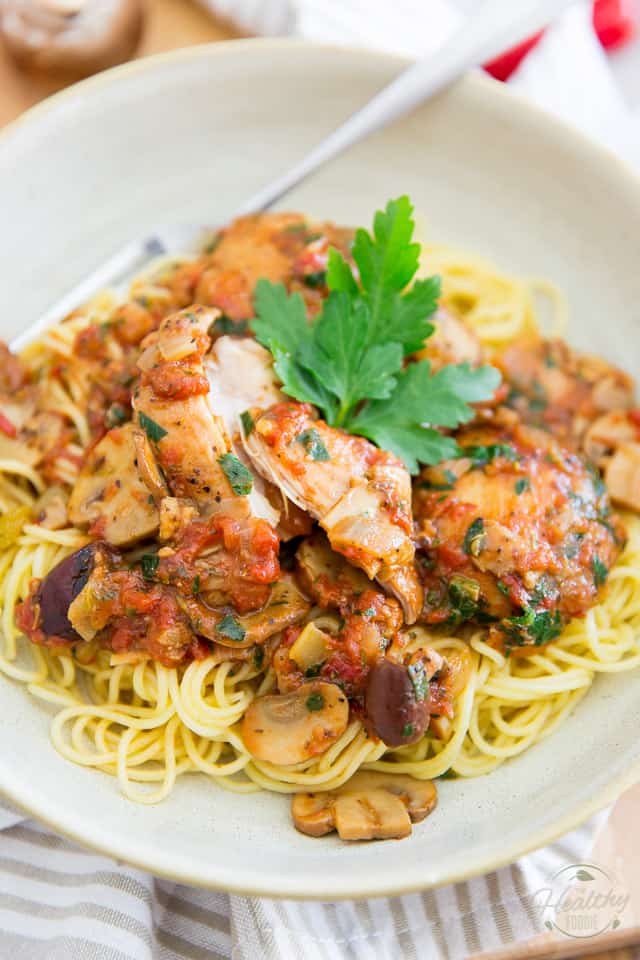 A classic of Italian Cuisine, in a much easier to eat version! Indeed, this Boneless Chicken Cacciatore, as its name implies, contains no bones or inedible parts that would inevitably force you to pick at your food, so you can focus on just one thing: enjoy your meal in all its glory! 