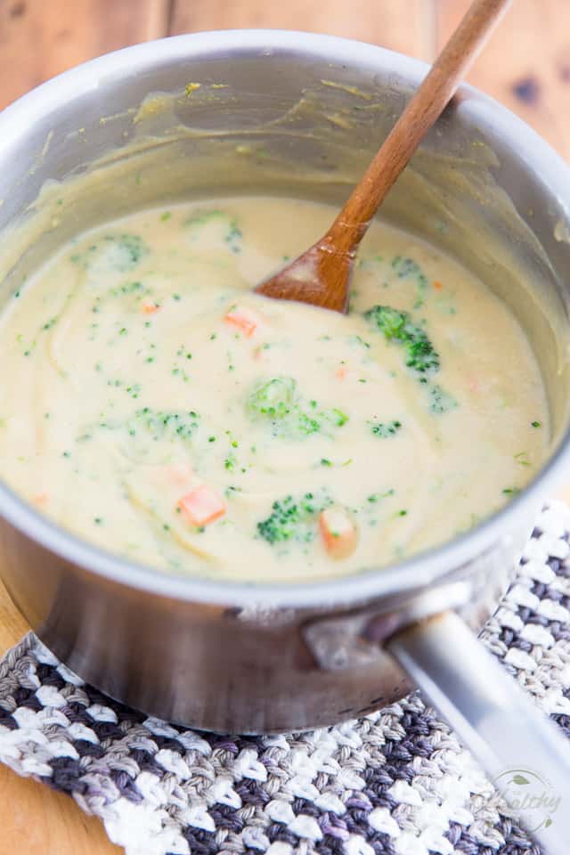 Vegan Creamy Cheesy Broccoli and Carrot Soup by Sonia! The Healthy Foodie | Recipe on thehealthyfoodie.com