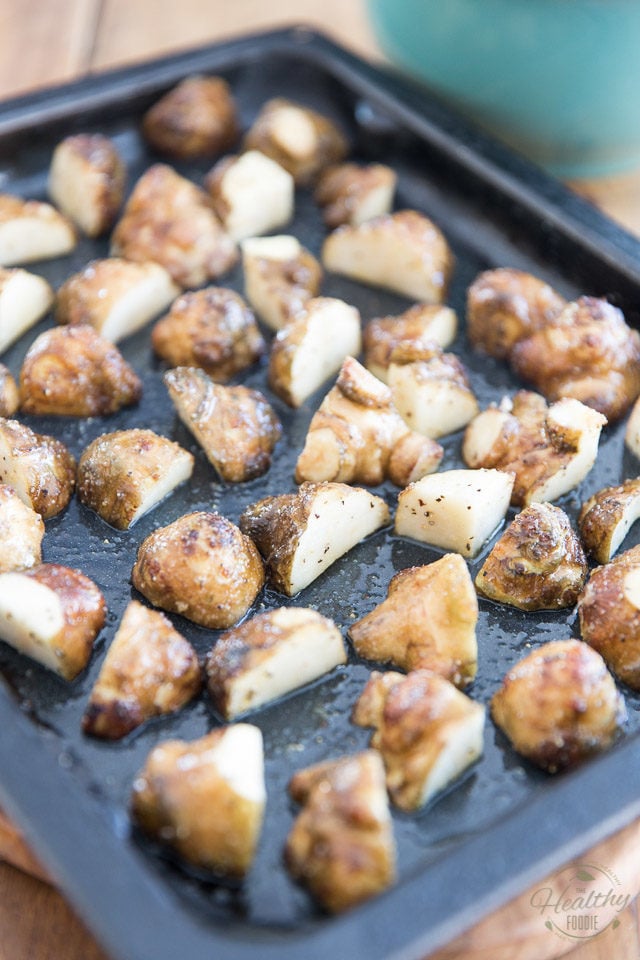 Arrange the pieces of artichokes on a roasting pan